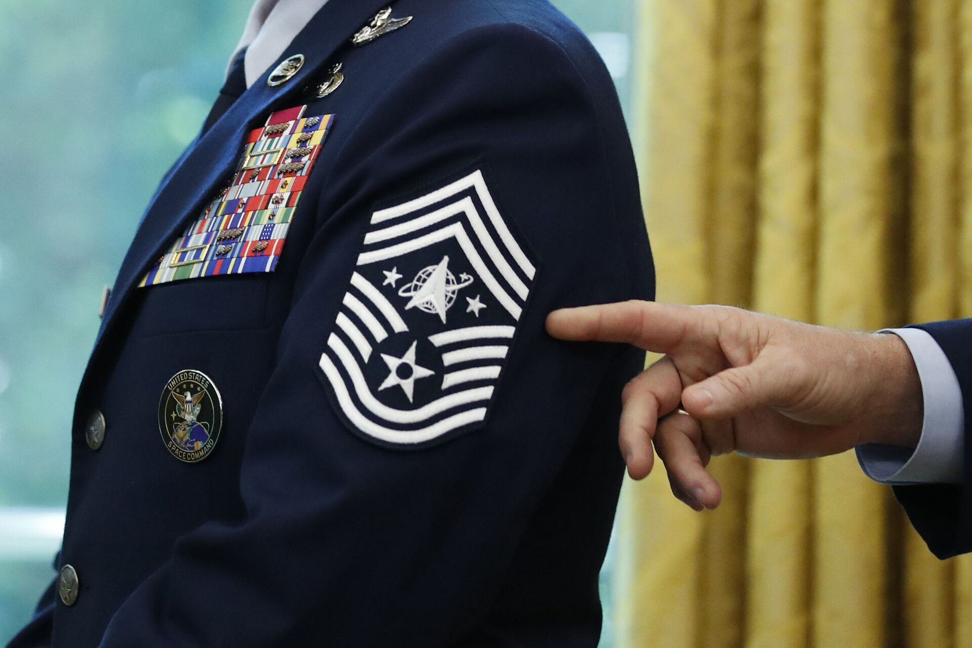  In this May 15, 2020, file photo, Chief Master Sgt. Roger Towberman displays his insignia during a presentation of the United States Space Force flag in the Oval Office of the White House in Washington - Sputnik International, 1920, 07.09.2021
