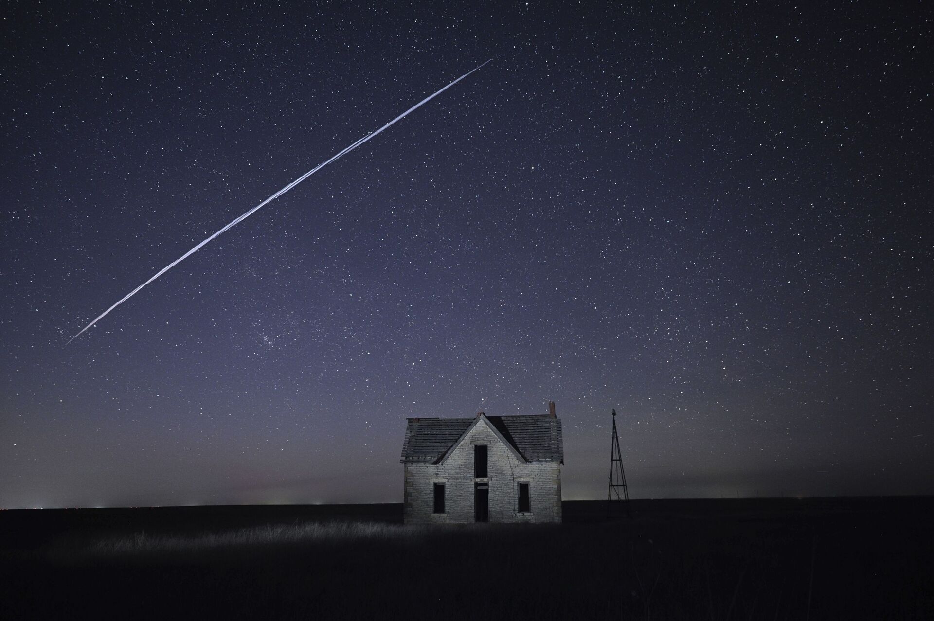 File-In this photo taken May 6, 2021, with a long exposure, a string of SpaceX StarLink satellites passes over an old stone house near Florence, Kan - Sputnik International, 1920, 07.09.2021
