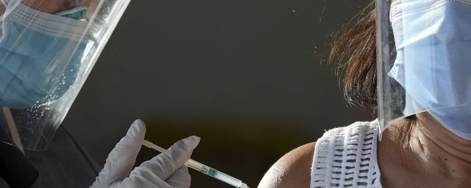 In this Tuesday, June 22, 2021 file photo, a health worker inoculates a woman with China's Sinovac COVID-19 vaccine at a temporary vaccination center in Manila, Philippines - Sputnik International, 1920, 15.06.2024