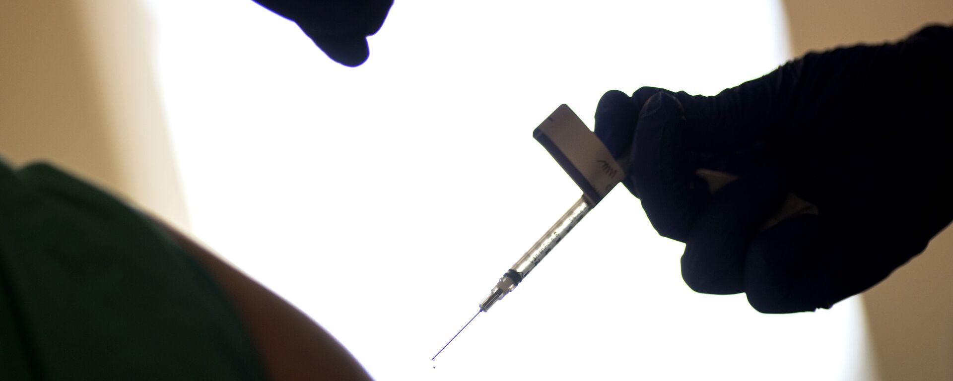 In this Tuesday, 15 December 2020 file photo, a droplet falls from a syringe after a health care worker was injected with the Pfizer-BioNTech COVID-19 vaccine at a hospital in Providence, R.I. - Sputnik International, 1920, 03.08.2021