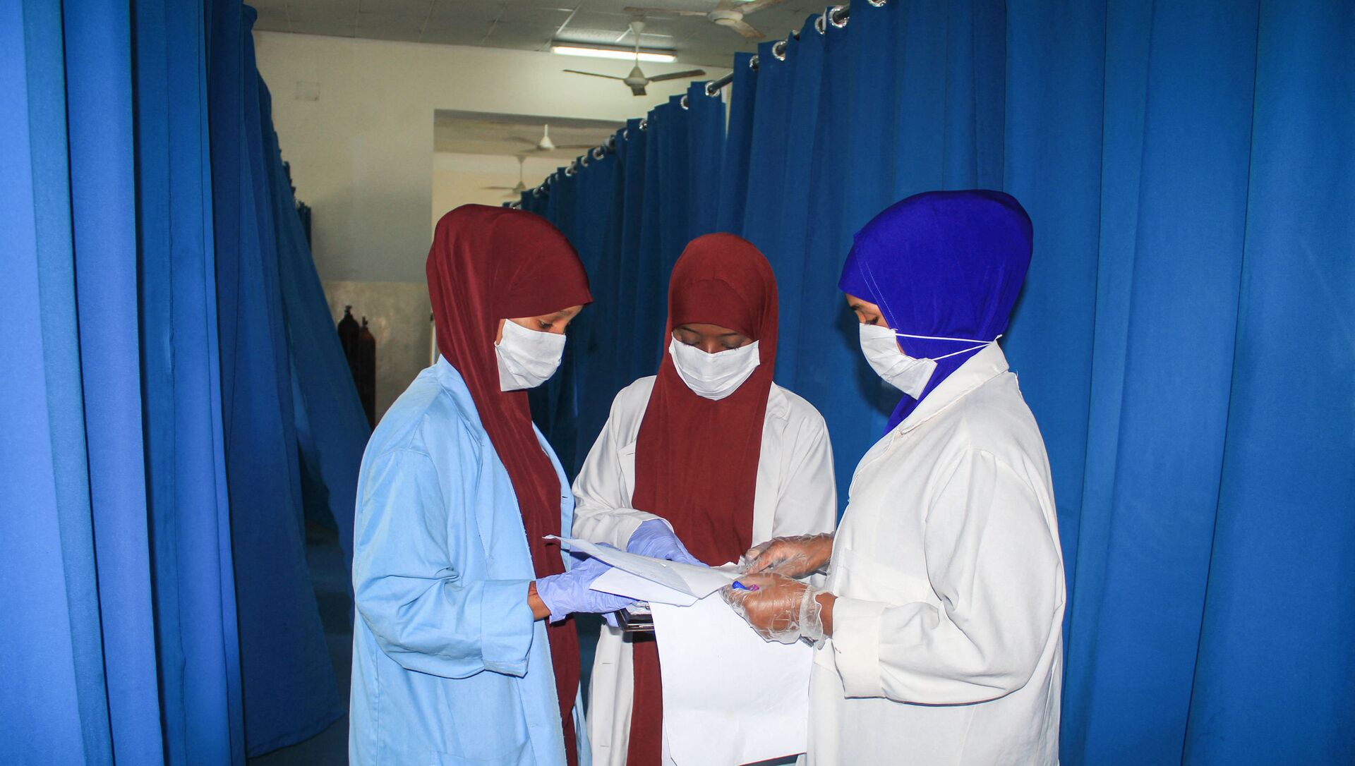 Nurses work for patients who are infected with the COVID-19 coronavirus in the recovery ward at Martini hospital in Mogadishu, Somalia, on July 29, 2020.  - Sputnik International, 1920, 18.07.2021