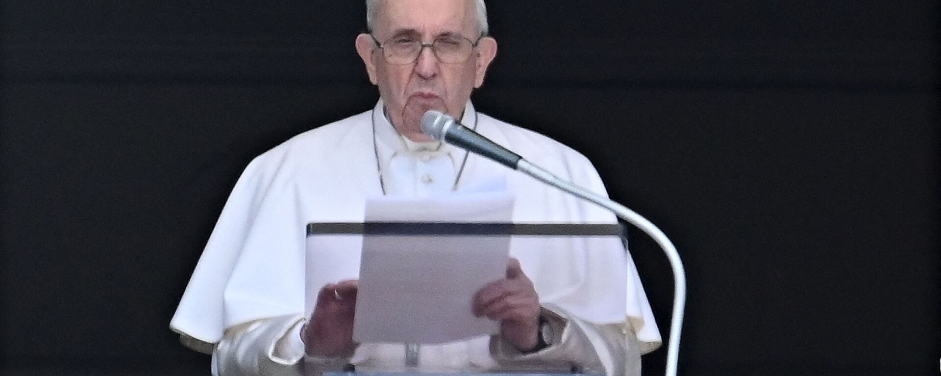 Pope Francis delivers the Sunday Angelus prayer from the window of his study overlooking St. Peter' Square at the Vatican on July 18, 2021.  - Sputnik International, 1920, 29.08.2021