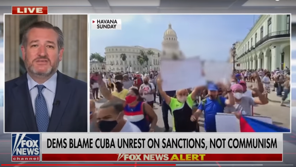 Fox News broadcast censors posters of pro-government demonstrators in Cuba. Screenshot. - Sputnik International