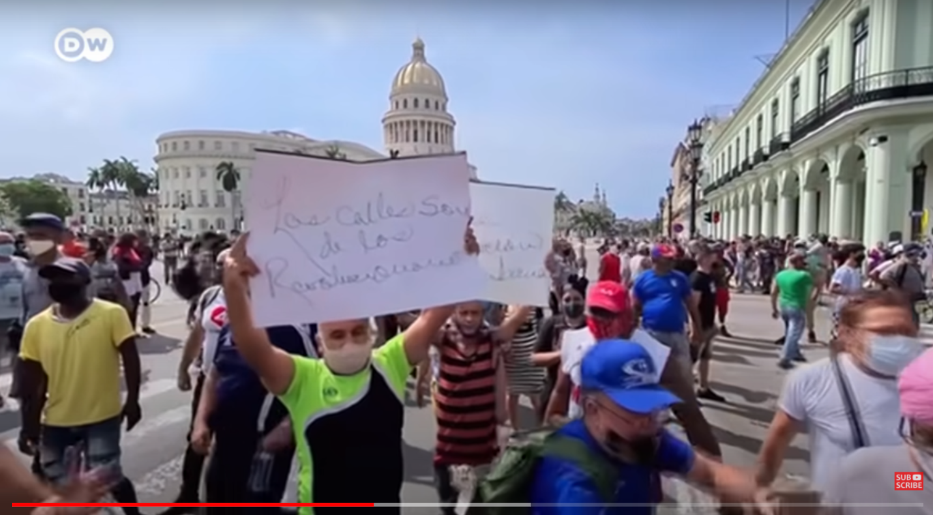 Screengrab of DW report on situation in Cuba, with posters carried by pro-government demonstrators left uncensored. - Sputnik International, 1920, 07.09.2021