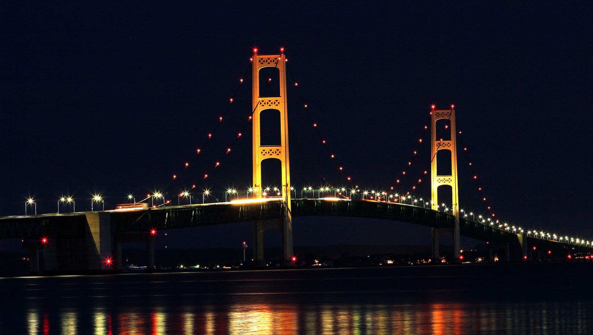 The Mackinaw Bridge July 27, 2008 as seen from St. Ignace, MI.The Mackinac Bridge straddles the Straits of Mackinac connecting Michigan's upper and lower peninsulas. Building it took three years, 2,500 men, 85,000 blueprints, 71,300 tons of structural steel, 466,3000 cubic yards of concrete, 41,000 miles of cable wire and millions of steel rivets and bolts. - Sputnik International, 1920, 18.07.2021