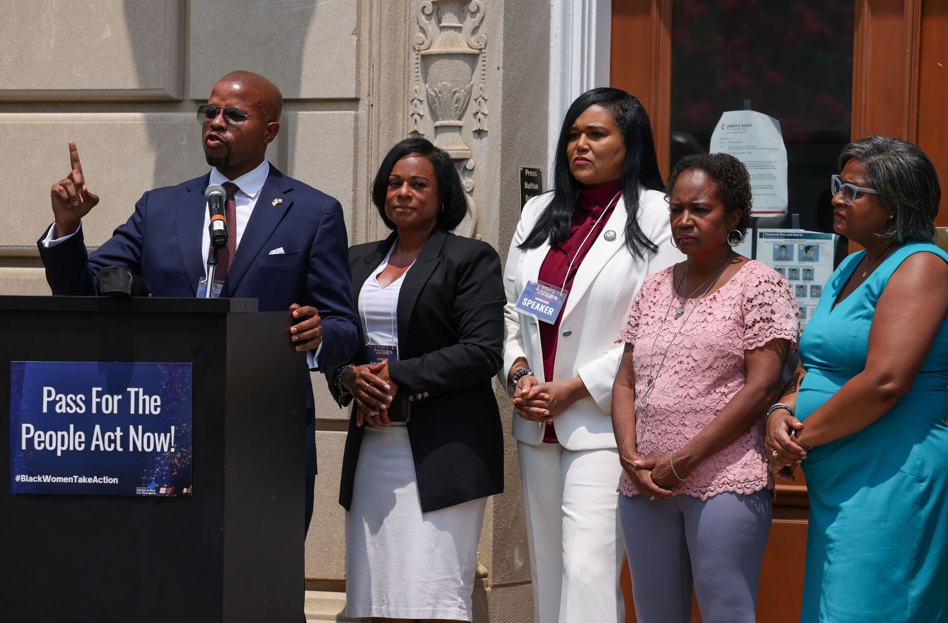 Ron Reynolds, a democratic member of the Texas Legislature,  alongside other members speaks during a voting rights event in Washington, U.S July 15, 2021 - Sputnik International, 1920, 07.09.2021