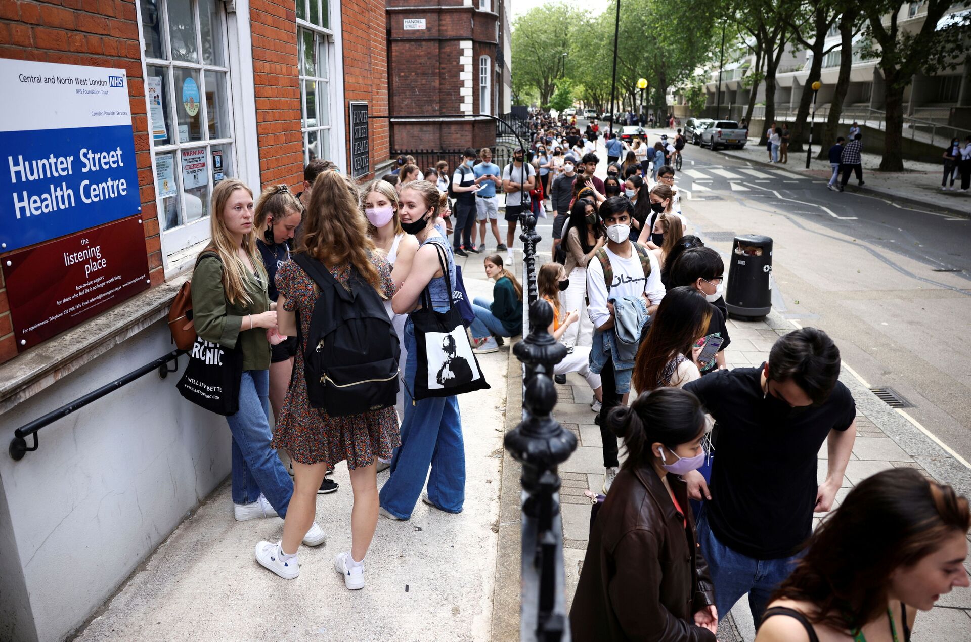 People queue outside a vaccination centre for young people and students at the Hunter Street Health Centre, amid the coronavirus disease (COVID-19) outbreak, in London, Britain, June 5, 2021 - Sputnik International, 1920, 07.09.2021