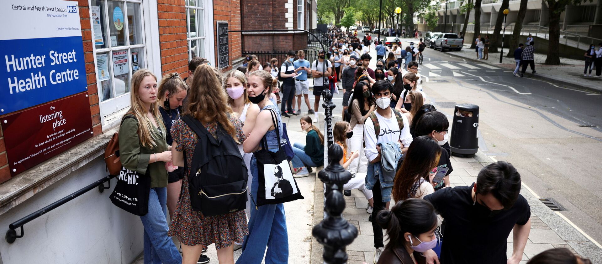 People queue outside a vaccination centre for young people and students at the Hunter Street Health Centre, amid the coronavirus disease (COVID-19) outbreak, in London, Britain, June 5, 2021 - Sputnik International, 1920, 19.07.2021