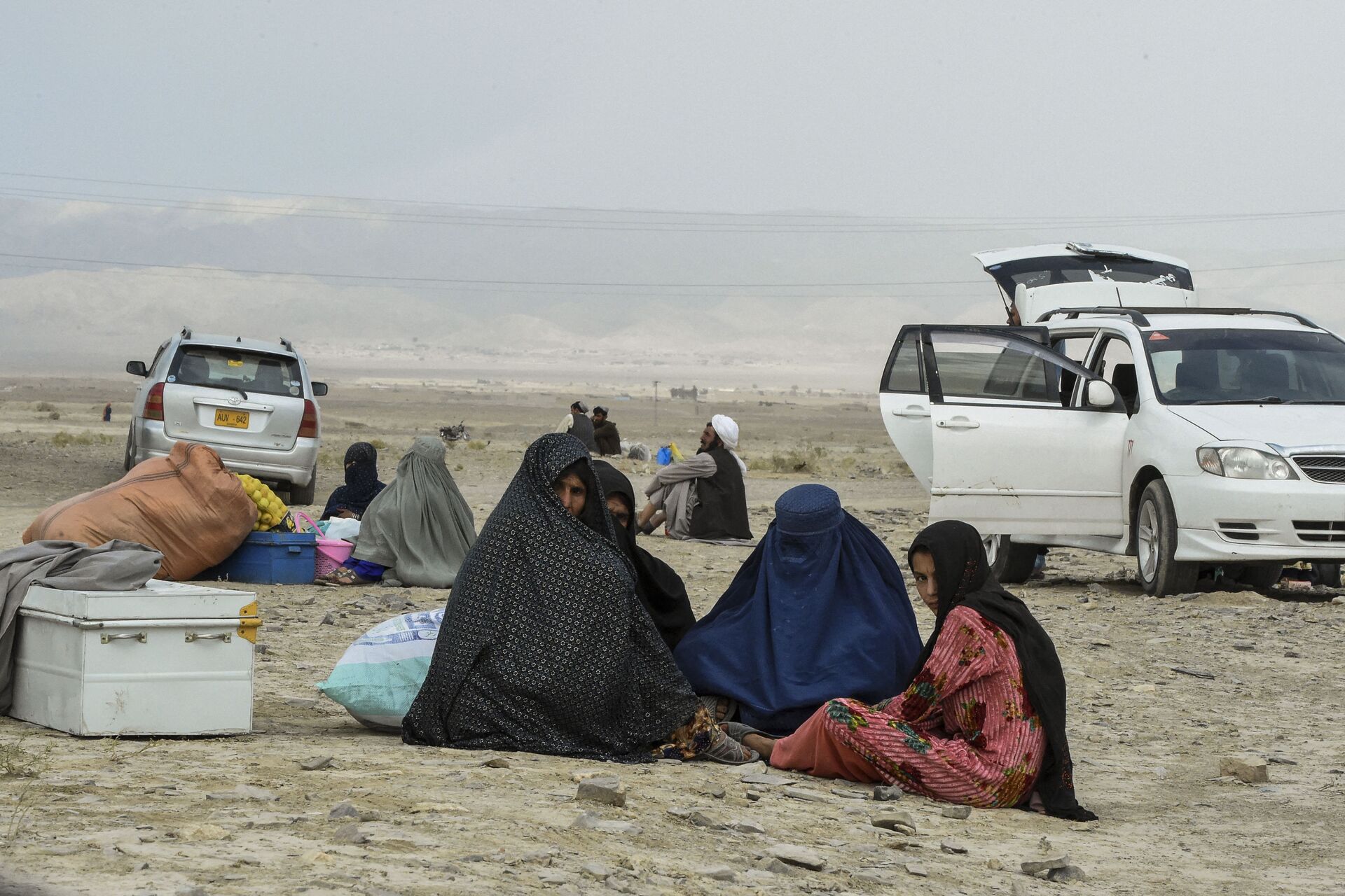 Stranded people wait for the reopening of border crossing point in Pakistan's border town of Chaman on July 16, 2021, following clashes between Afghan forces and Taliban fighters in Spin Boldak to retake the key border crossing with Pakistan. - Sputnik International, 1920, 15.09.2021