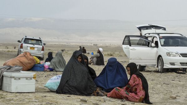 Stranded people wait for the reopening of border crossing point in Pakistan's border town of Chaman on July 16, 2021, following clashes between Afghan forces and Taliban fighters in Spin Boldak to retake the key border crossing with Pakistan. - Sputnik International