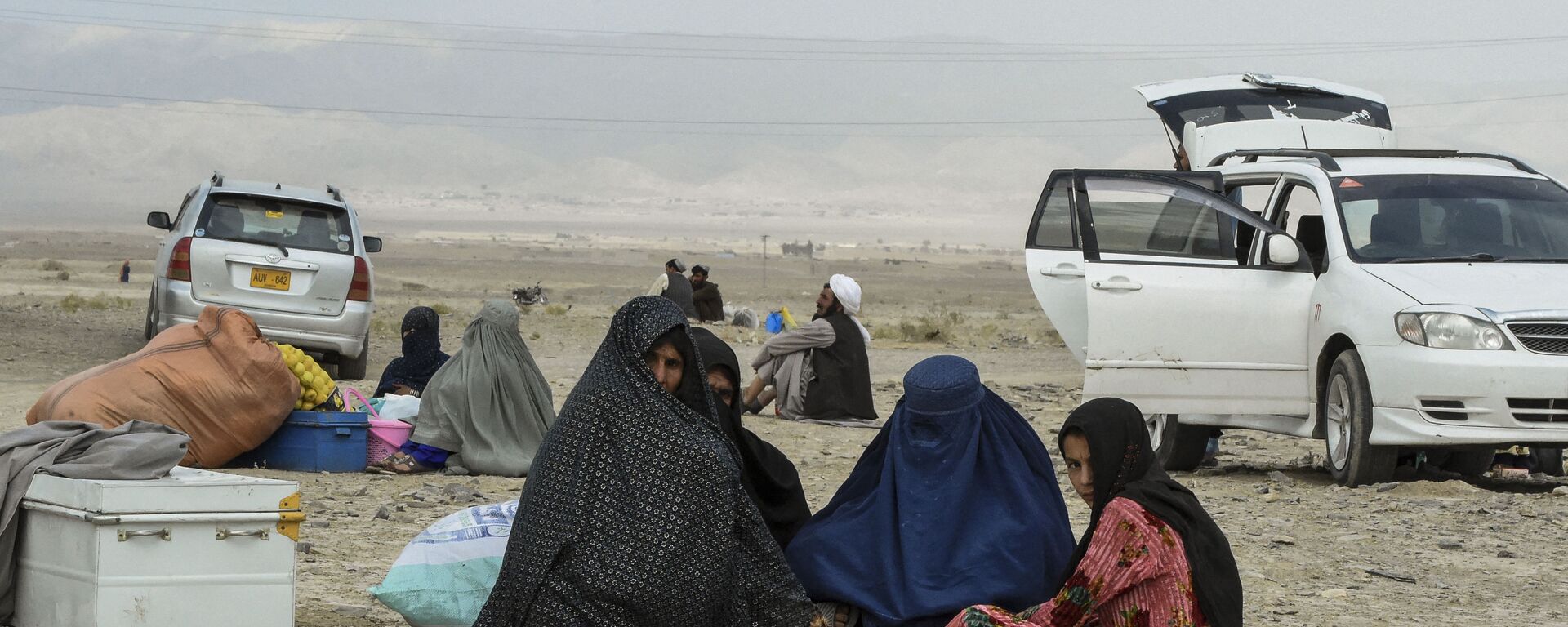 Stranded people wait for the reopening of border crossing point in Pakistan's border town of Chaman on July 16, 2021, following clashes between Afghan forces and Taliban fighters in Spin Boldak to retake the key border crossing with Pakistan. - Sputnik International, 1920, 19.07.2021