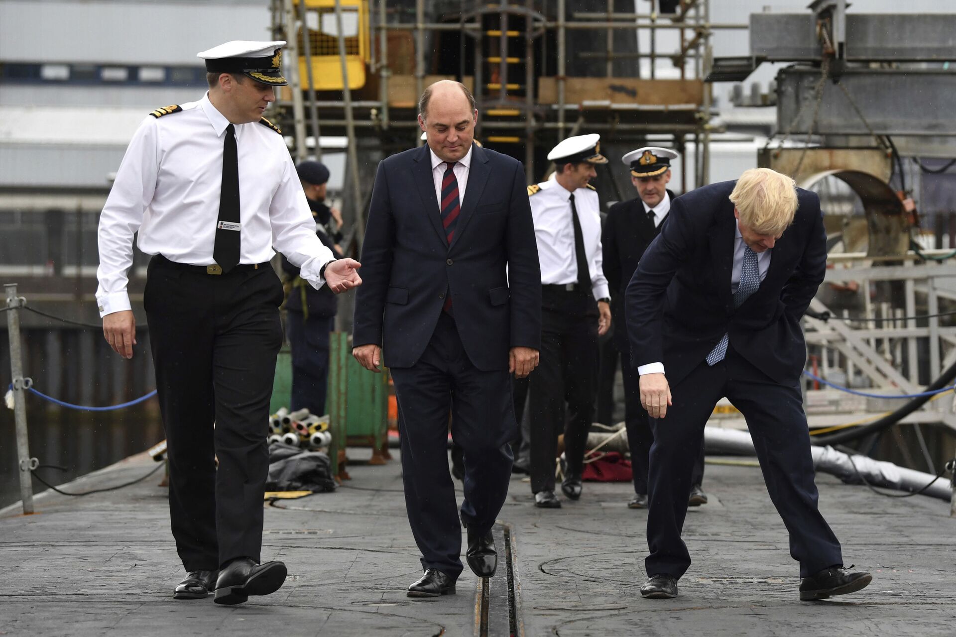 Britain's Prime Minister Boris Johnson, right,  visits HMS Victorious with Defence Secretary Ben Wallace, centre, accompanied by Commander Justin Codd at HM Naval Base Clyde in Faslane, Scotland. File photo. - Sputnik International, 1920, 07.09.2021