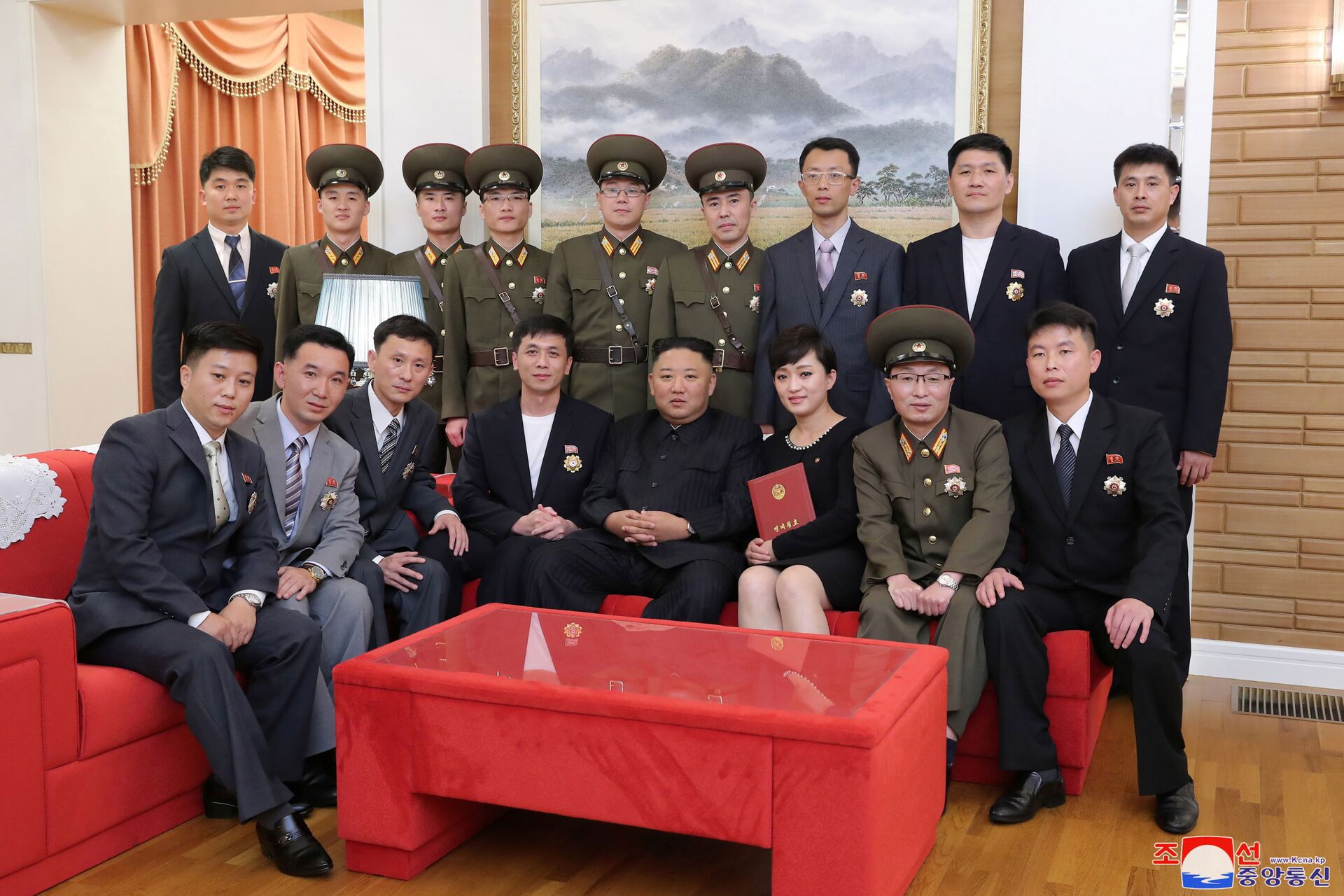 North Korean leader Kim Jong Un meets and congratulates creators, artistes of Major Art Troupes in Pyongyang, North Korea - Sputnik International, 1920, 07.09.2021