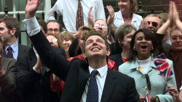 Tony Blair arrives at 10 Downing Street after his 1997 election victory - Sputnik International