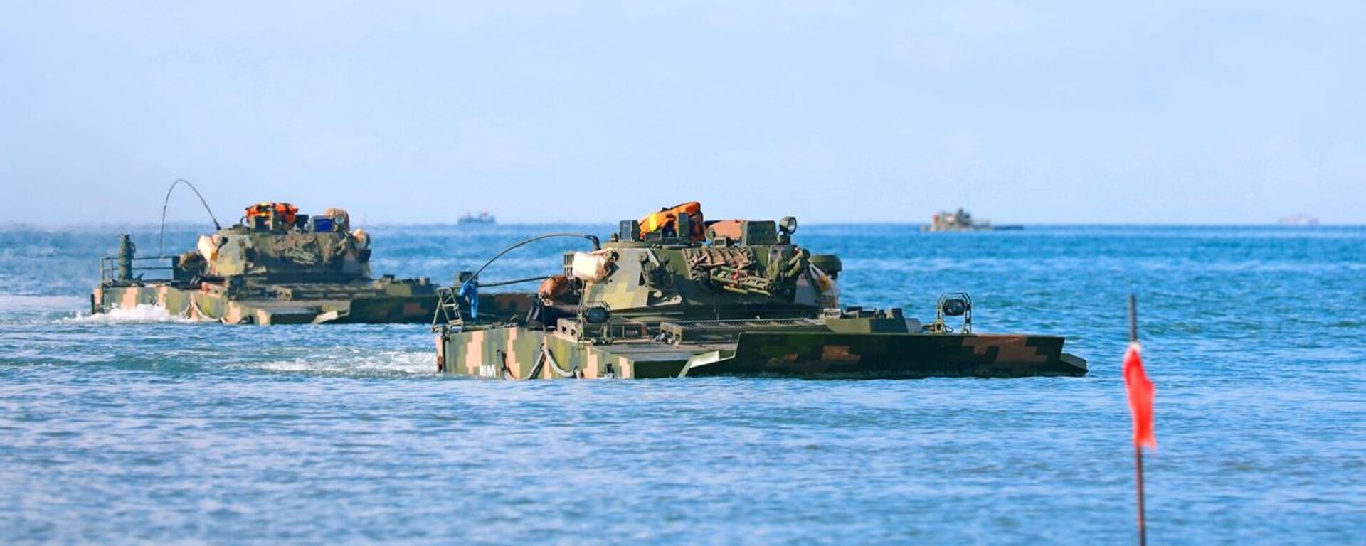 Amphibious armored infantry fighting vehicles (IFV) attached to a brigade under the PLA 72nd Group Army drive into the waters during an amphibious training exercise focused on subjects of basic driving, landing craft ferrying and assault wave formation, etc. on May 21, 2021 - Sputnik International, 1920, 04.03.2022