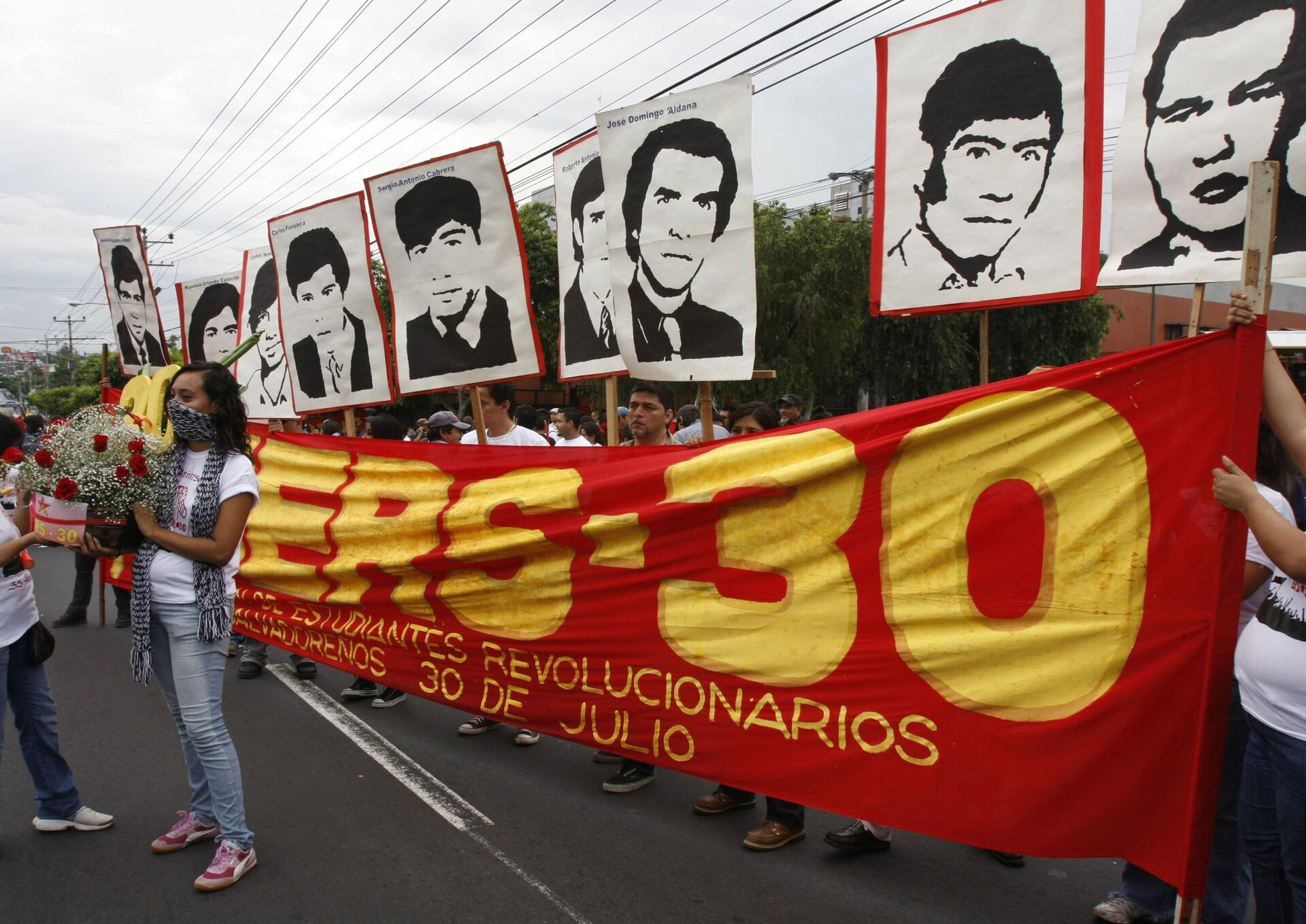 Students from the National University of El Salvador hold images of students who were killed during the 1975 army killing of university students who were protesting the military regime of Arturo Armando Molina, on the 35th anniversary in San Salvador, El Salvador, Friday July 30 , 2010. Human rights groups in El Salvador estimate that at least 50 students were killed. - Sputnik International, 1920, 07.09.2021