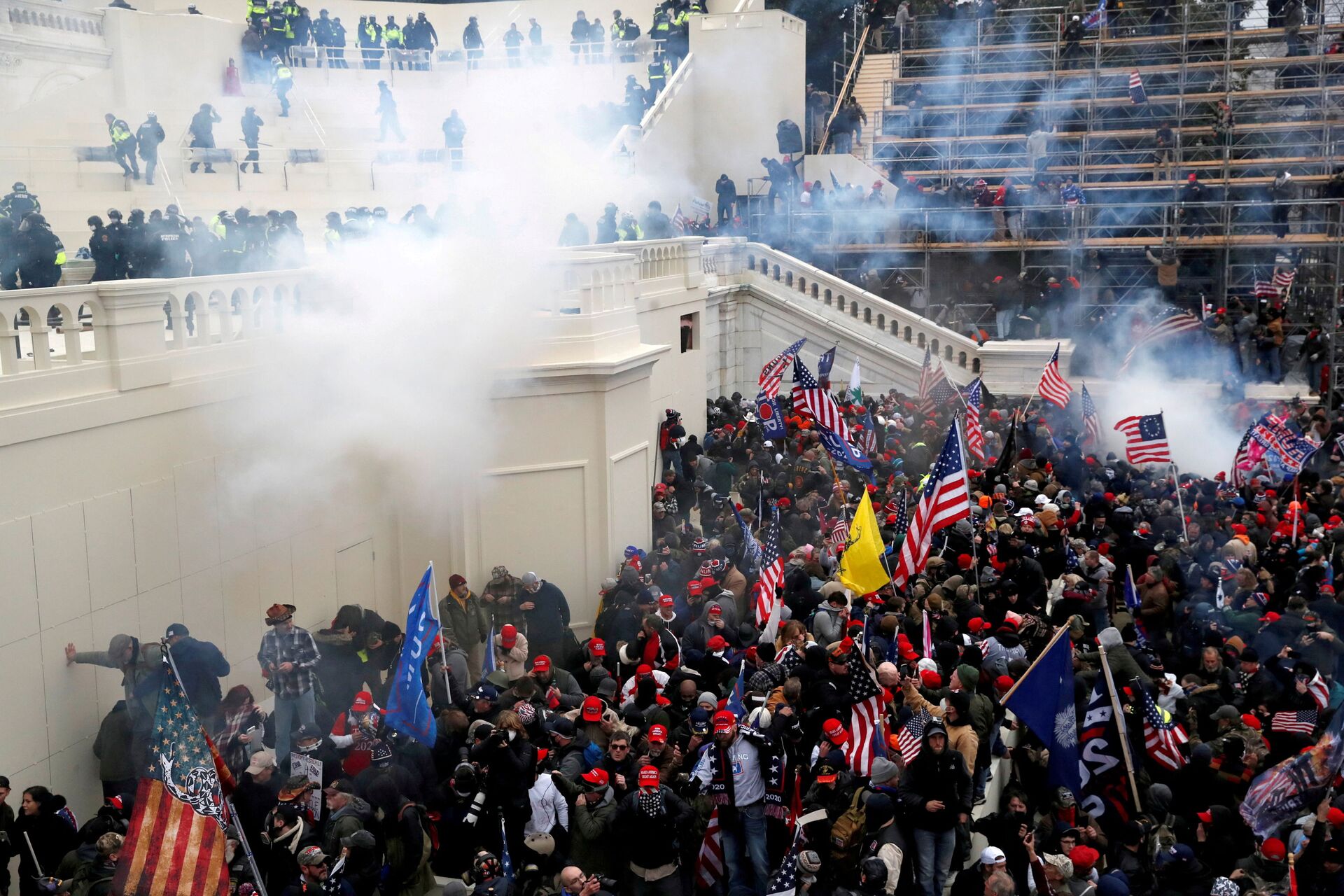 Police release tear gas into a crowd of pro-Trump protesters during clashes at a rally to contest the certification of the 2020 U.S. presidential election results by the U.S. Congress, at the U.S. Capitol Building in Washington, U.S, January 6, 2021. - Sputnik International, 1920, 07.09.2021