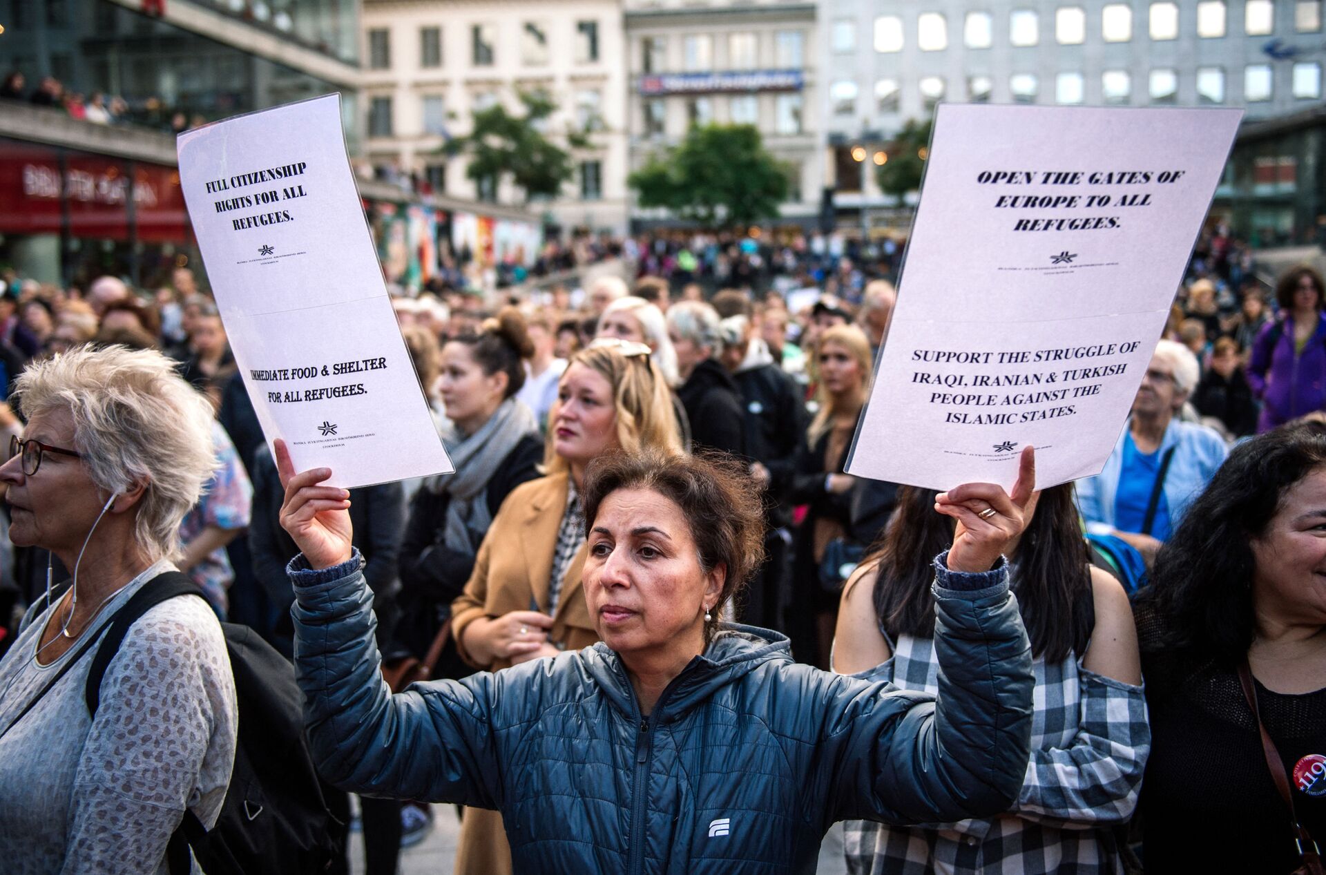 People take part in a demonstration in solidarity with migrants seeking asylum in Europe after fleeing their home countries in Stockholm on September 12, 2015.  - Sputnik International, 1920, 07.09.2021