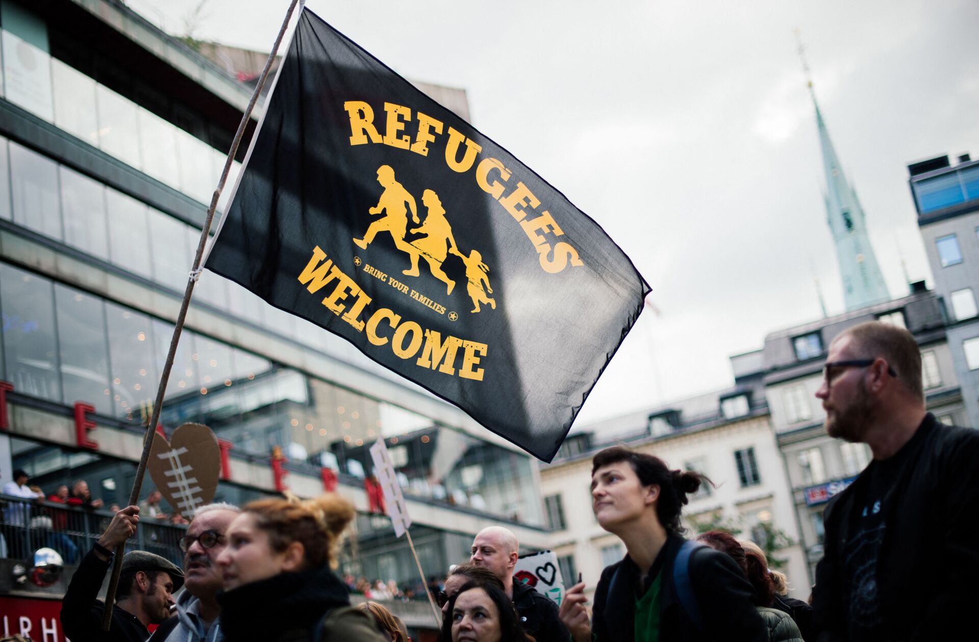 People take part in a demonstration in solidarity with migrants seeking asylum in Europe after fleeing their home countries in Stockholm on September 12, 2015. - Sputnik International, 1920, 07.09.2021