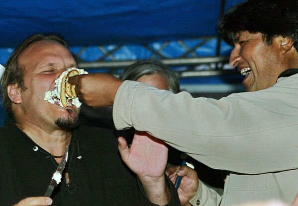 Bolivian president Evo Morales (R) jokes with Camilo Guevara, son of the legendary Argentine-born guerrilla leader Ernesto 'Che' Guevara, as they eat cake celebrating the 78th anniversary of the revolutionary's birth, in La Higuera, south-east of Bolivia, on 14 June 2006. - Sputnik International