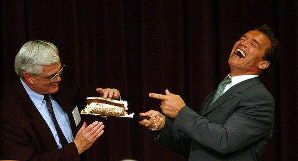 California Governor Arnold Schwarzenegger, right, shares a slice of birthday cake with Riverside Mayor and League of California Cities president Ron Loveridge after speaking at the mayors and council members forum in Monterey, California on Thursday, 29 July 2004. - Sputnik International