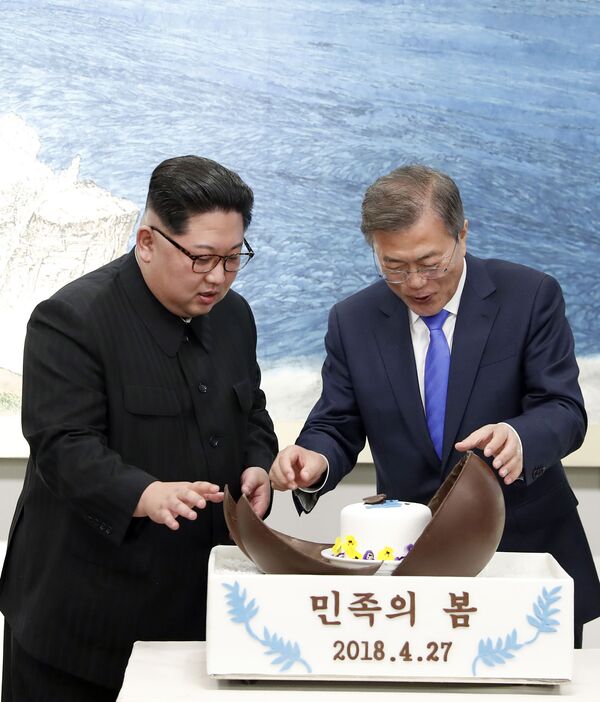 North Korean leader Kim Jong Un, left, and South Korean President Moon Jae-in, right, marvel at a chocolate dome cake during a banquet at the border village of Panmunjom in the Demilitarised Zone, South Korea, on Friday, 27 April 2018.  - Sputnik International