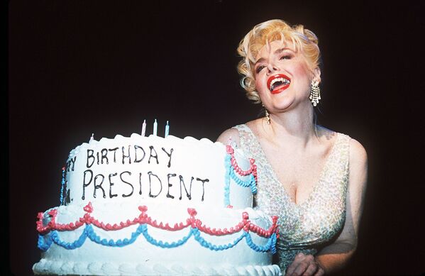 Gennifer Flowers, the former squeeze of ex-US president, Bill Clinton, in New York on Tuesday, 16 August 1994, is dressed to look like Marilyn Monroe as she recreates the Happy birthday Mr President moment the actress put on for JFK. The special birthday wish from Flowers was for Comedy Central's Short Attention Span Theatre taped to air on President Clinton's birthday on 19 August 1994.  - Sputnik International