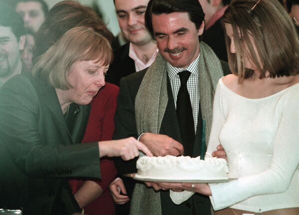 President of German CDU party, Angela Merkel (L), tastes the birthday cake of Spanish Prime minister Jose Maria Aznar (C) during the meeting Europe, passion for freedom organised by youths of the Spanish ruling Popular Party, in Bilbao, Spain.  - Sputnik International