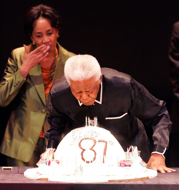 Former South African President Nelson Mandela blows out candles for his 87th birthday during the third Nelson Mandela Annual Lecture on 19 July 2005 in Johannesburg, South Africa.  - Sputnik International