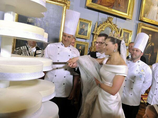 Swedish Crown Princess Victoria (front R) and Prince Daniel Westling (front L), the Duke of Vastergotland, cut their wedding cake during celebrations for their marriage at the Royal Palace in central Stockholm, Sweden on 19 June, 2010. - Sputnik International