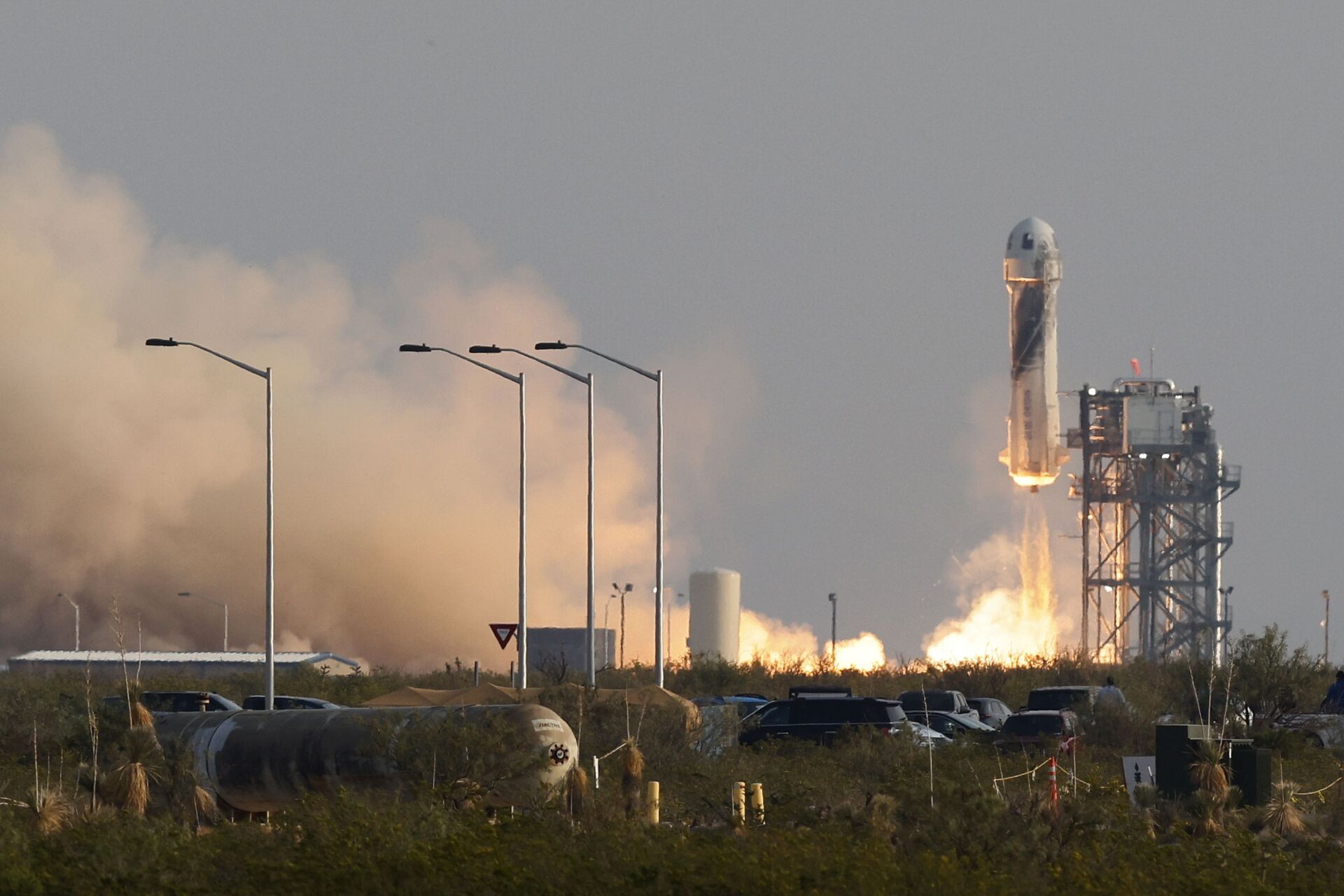 Billionaire businessman Jeff Bezos is launched with three crew members aboard a New Shepard rocket on the world's first unpiloted suborbital flight from Blue Origin's Launch Site 1 near Van Horn, Texas , U.S., July 20, 2021 - Sputnik International, 1920, 07.09.2021