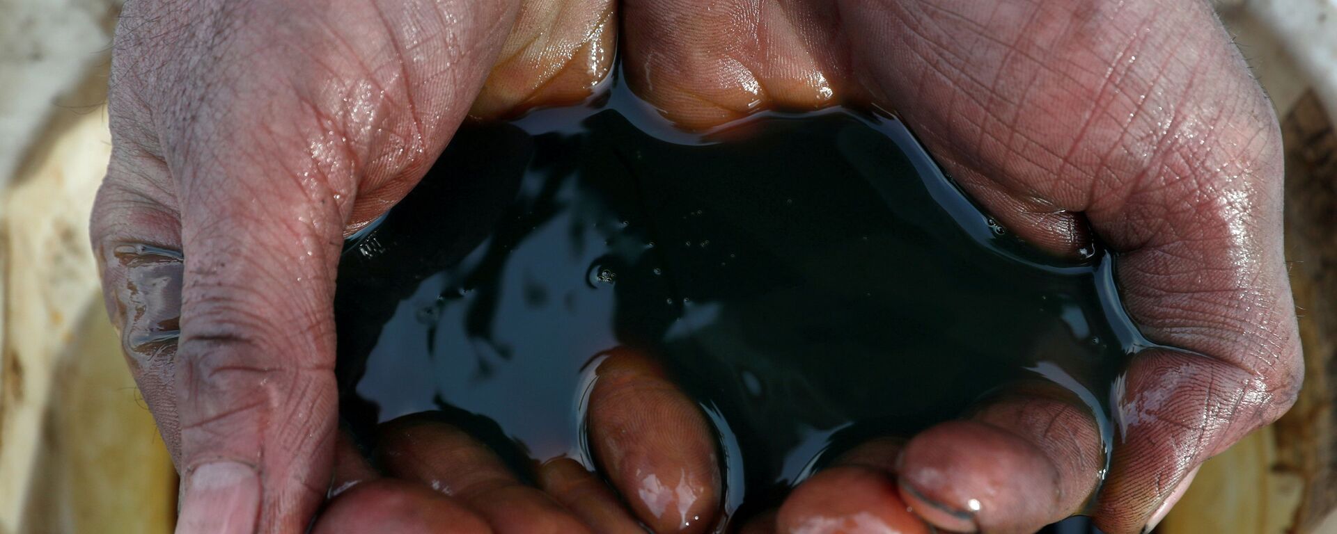An employee holds a sample of crude oil at the Yarakta oilfield, owned by Irkutsk Oil Co, in the Irkutsk region, Russia on 11 March 2019. - Sputnik International, 1920, 20.07.2021