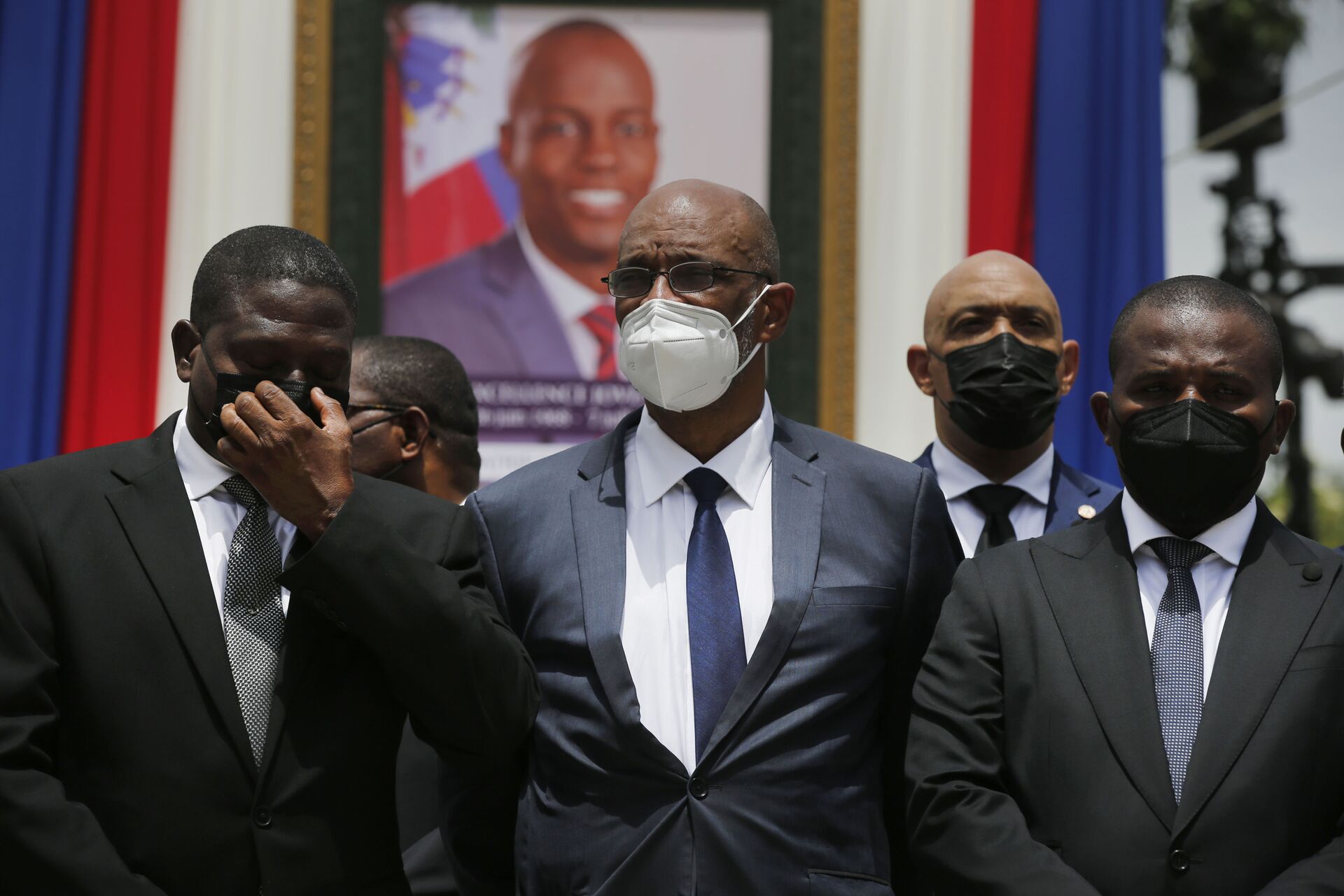 Haiti's designated Prime Minister Ariel Henry, center, and interim Prime Minister Claude Joseph, right, pose for a group photo with other authorities in front of a portrait of late Haitian President Jovenel Moise at at the National Pantheon Museum during a memorial service in Port-au-Prince, Haiti, Tuesday, July 20, 2021. - Sputnik International, 1920, 17.10.2022