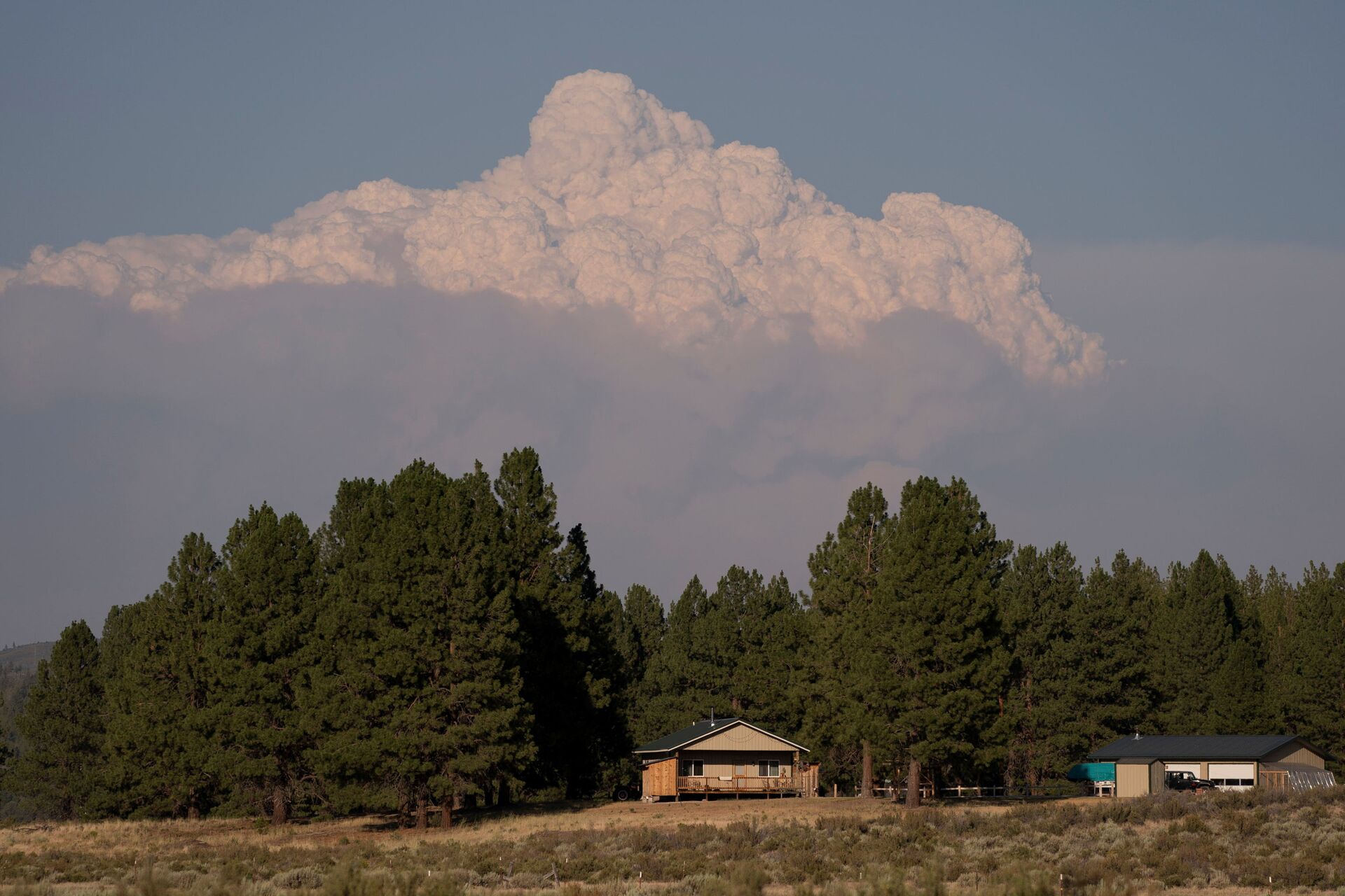 A pyrocumulus cloud rises from the Bootleg Fire as it continues to grow in size near Sprague River, Oregon, U.S., July 18, 2021. - Sputnik International, 1920, 07.09.2021