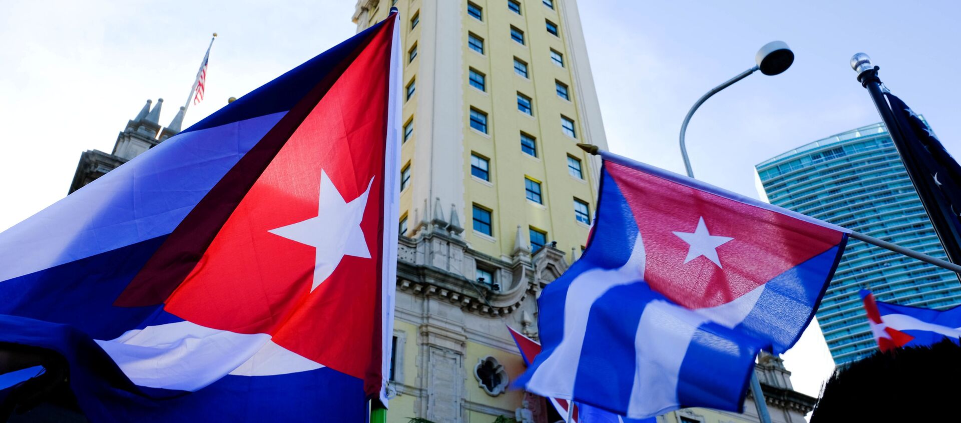 Emigres wave Cuban flags at the Freedom Tower in reaction to reports of protests in Cuba against its deteriorating economy, in Miami, Florida, U.S. July 17, 2021 - Sputnik International, 1920, 21.07.2021