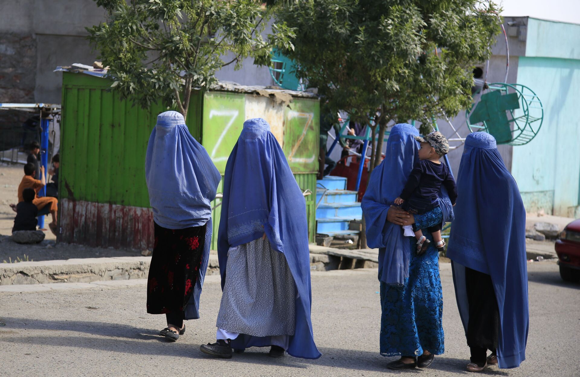 Afghan women walk on the road during the first day of Eid al-Fitr in Kabul, Afghanistan, Thursday, May 13, 2021 - Sputnik International, 1920, 07.09.2021