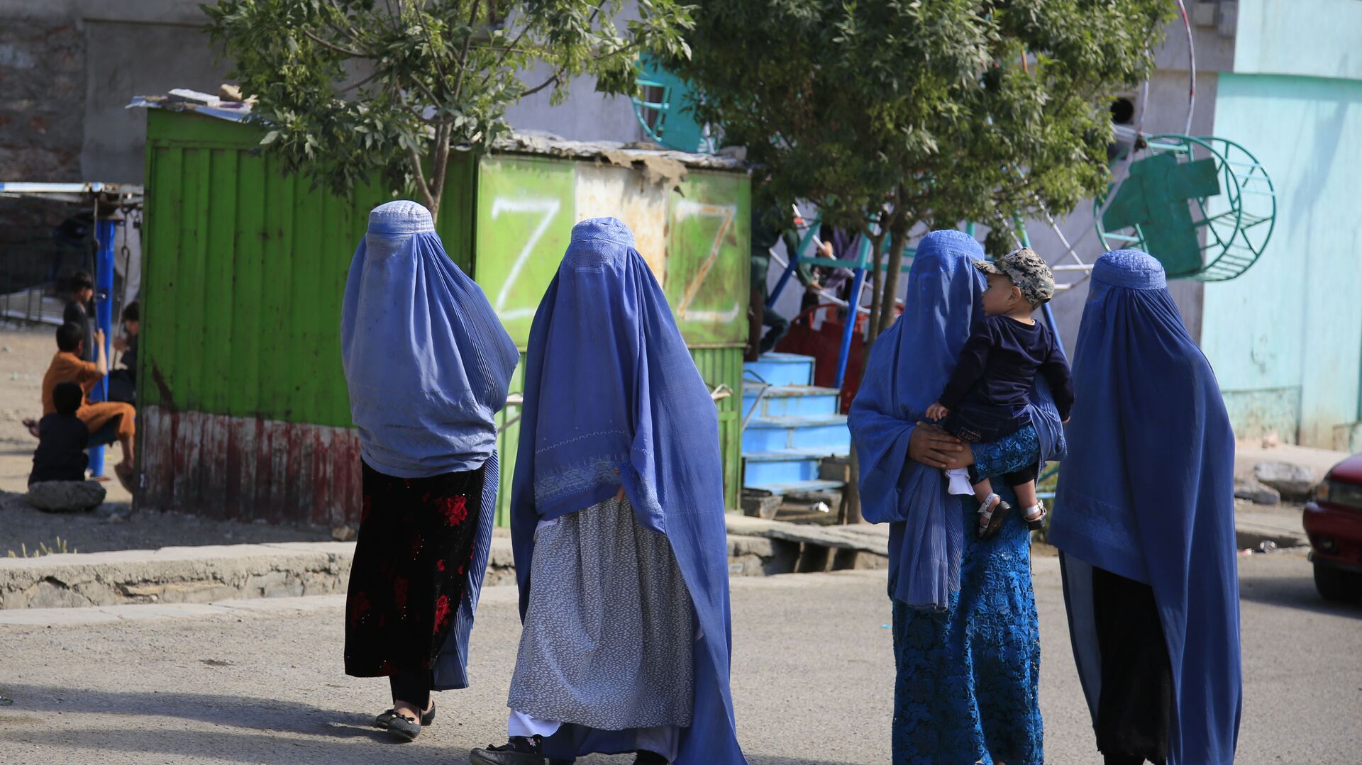 Afghan women walk on the road during the first day of Eid al-Fitr in Kabul, Afghanistan, Thursday, May 13, 2021 - Sputnik International, 1920, 10.09.2021