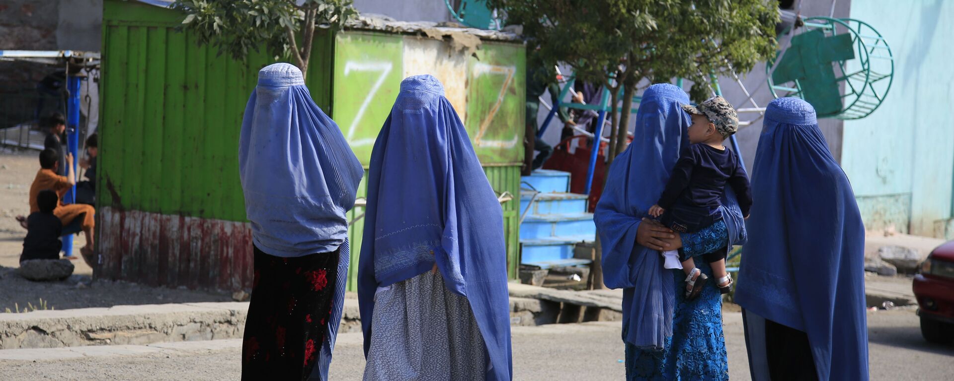 Afghan women walk on the road during the first day of Eid al-Fitr in Kabul, Afghanistan, Thursday, May 13, 2021 - Sputnik International, 1920, 17.08.2021