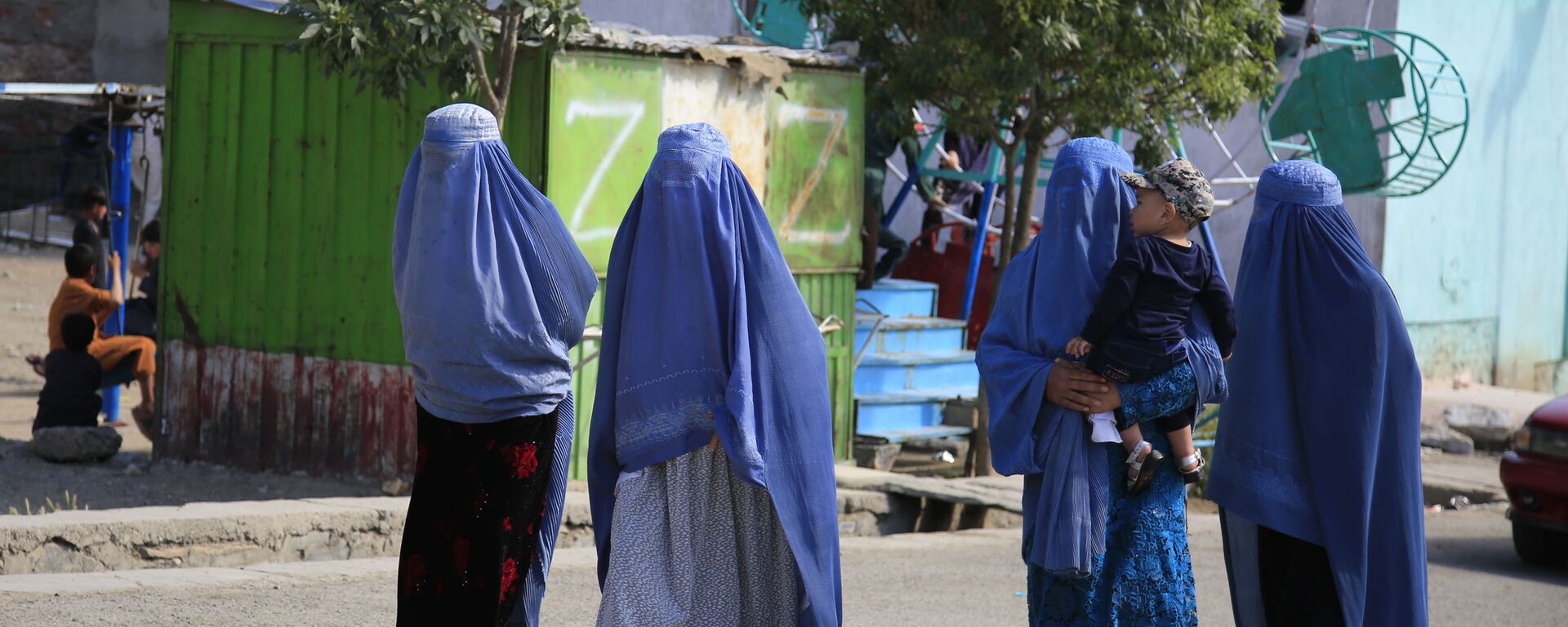 Afghan women walk on the road during the first day of Eid al-Fitr in Kabul, Afghanistan, Thursday, May 13, 2021 - Sputnik International, 1920, 21.07.2021