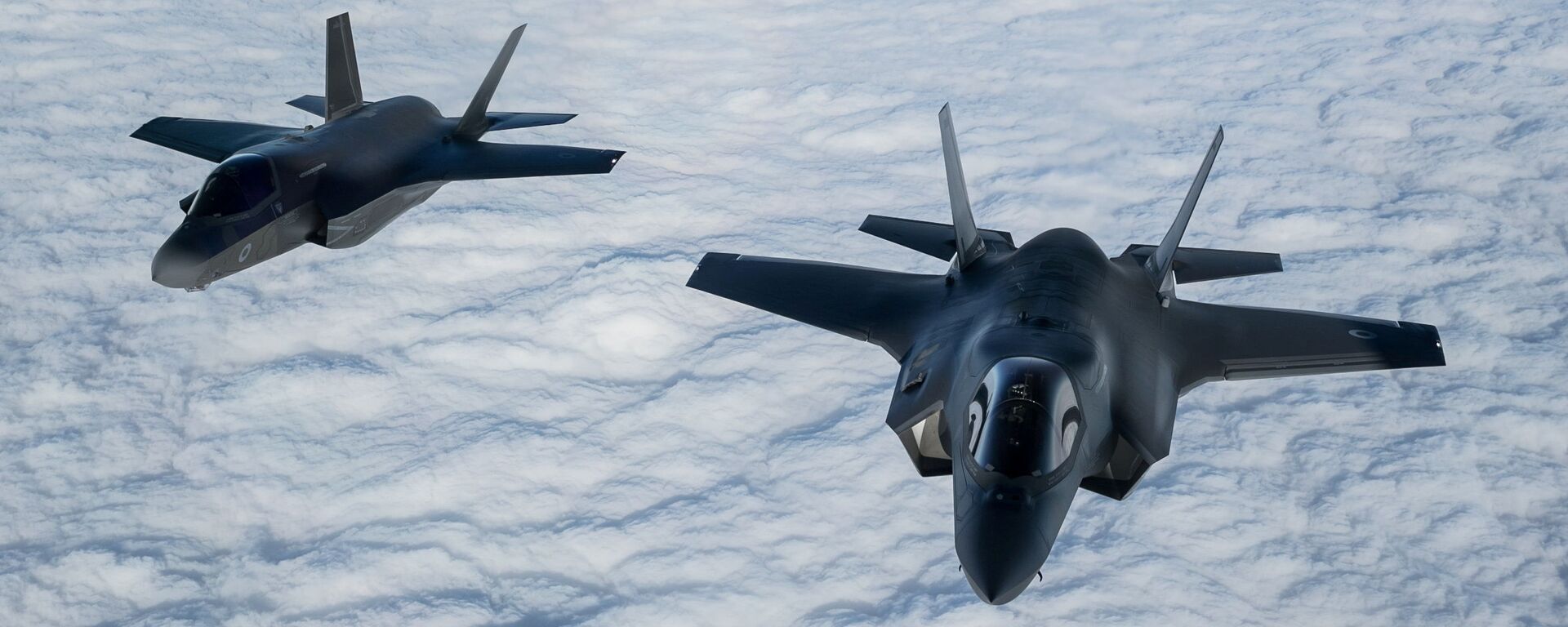 A pair of RAF F-35B Lightning fighter jets flies over The English Channel during the Point Blank exercise after taking off from RAF Mildenhall, Britain, November 27, 2018 - Sputnik International, 1920, 07.12.2021