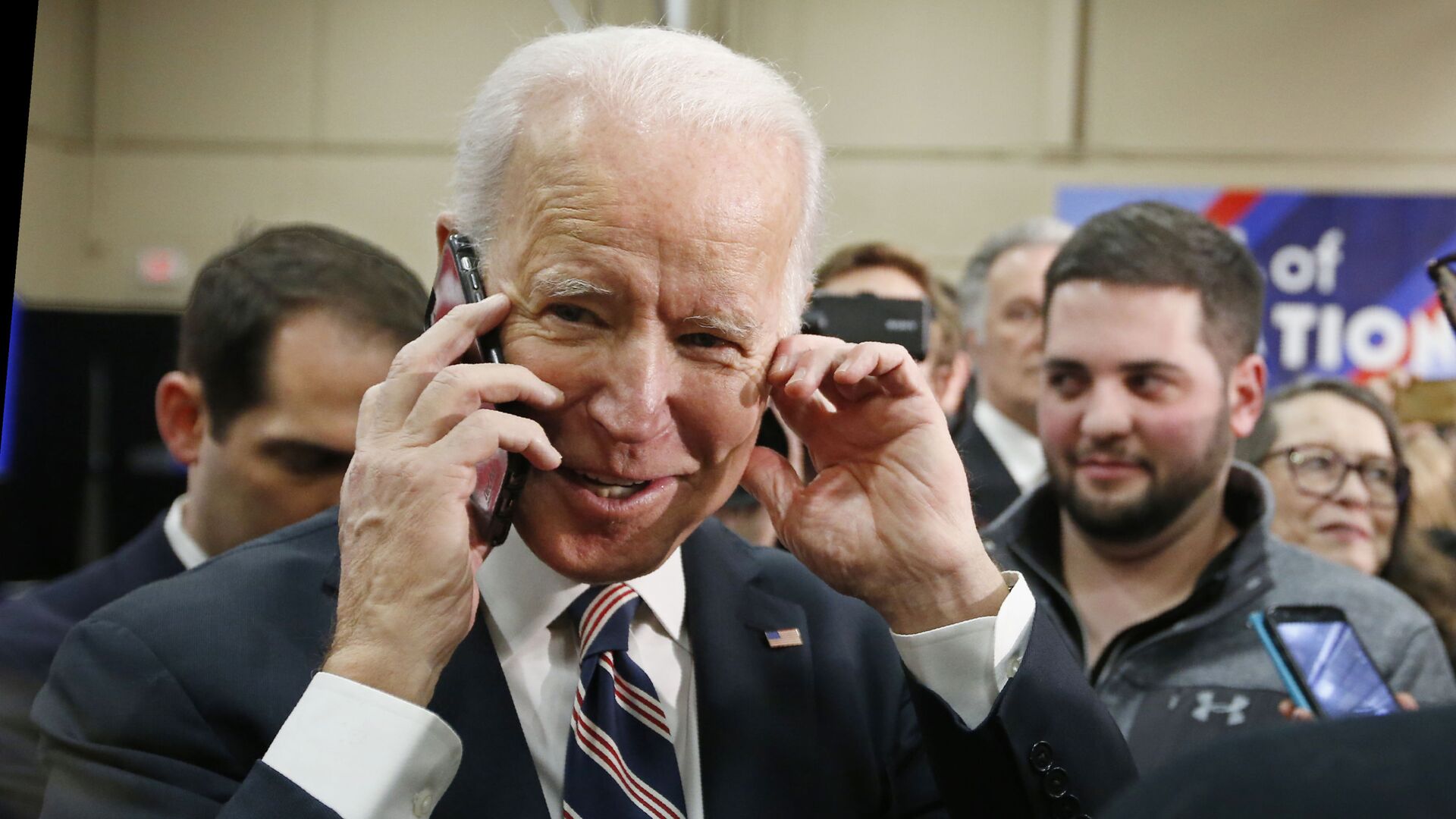 Democratic presidential candidate former Vice President Joe Biden talks on the phone as he greets people during a campaign event Thursday, Jan. 30, 2020, in Waukee, Iowa.  - Sputnik International, 1920, 21.07.2021
