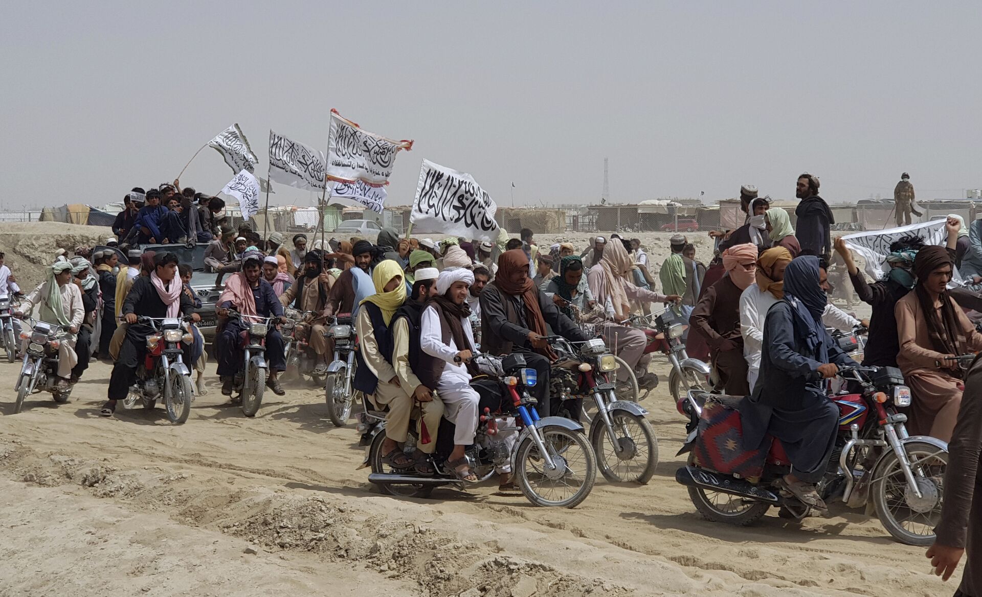 Supporters of the Taliban carry the Taliban's signature white flags in the Afghan-Pakistan border town of Chaman, Pakistan, Wednesday, July 14, 2021 - Sputnik International, 1920, 07.09.2021