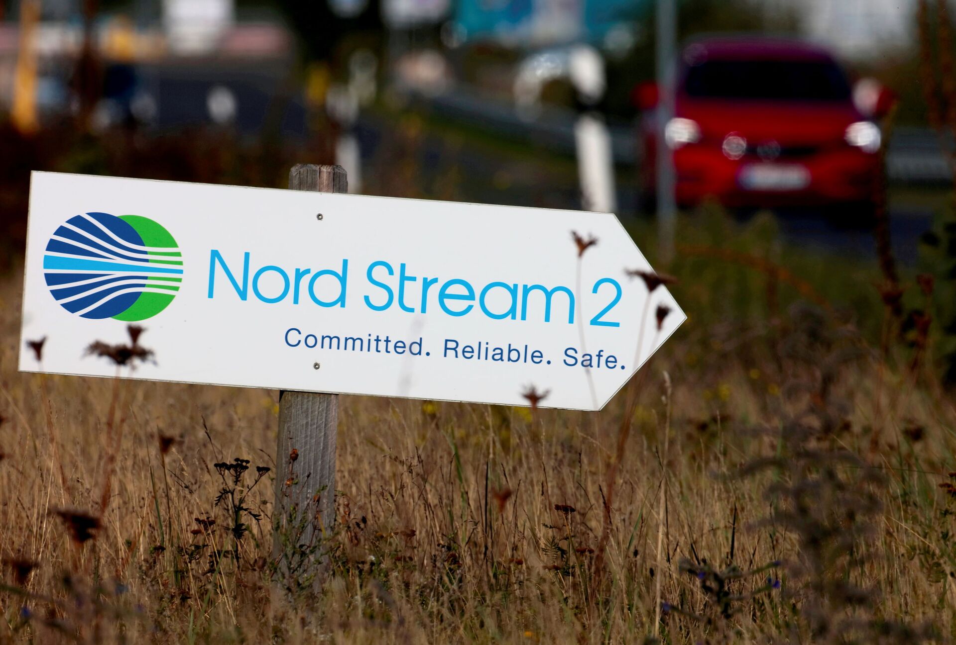 A road sign directs traffic towards the Nord Stream 2 gas line landfall facility entrance in Lubmin, Germany, September 10, 2020.  - Sputnik International, 1920, 14.11.2021