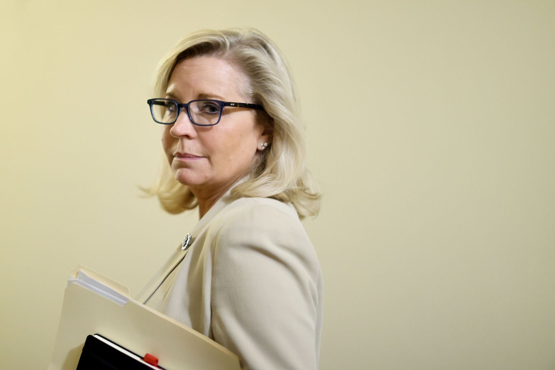 U.S. Representative Liz Cheney (R-WY) listens to a reporter’s question as she departs after meeting with fellow Select Committee to Investigate the January 6th Attack on the U.S. Capitol members and House Speaker Nancy Pelosi (D-CA) at the Capitol in Washington, U.S. July 1, 2021 - Sputnik International, 1920, 07.09.2021