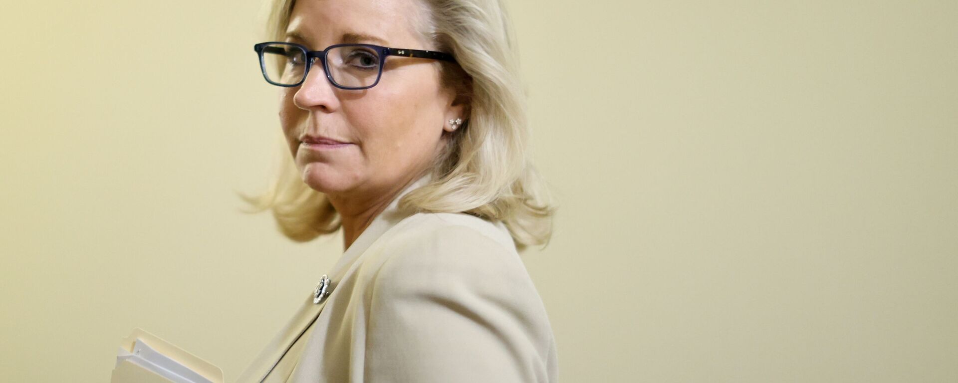 U.S. Representative Liz Cheney (R-WY) listens to a reporter’s question as she departs after meeting with fellow Select Committee to Investigate the January 6th Attack on the U.S. Capitol members and House Speaker Nancy Pelosi (D-CA) at the Capitol in Washington, U.S. July 1, 2021 - Sputnik International, 1920, 24.01.2022