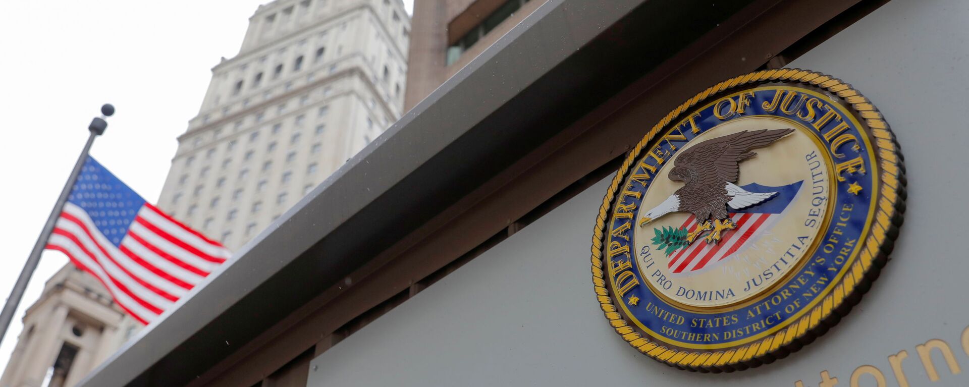 The seal of the United States Department of Justice is seen on the building exterior of the United States Attorney's Office of the Southern District of New York in Manhattan, New York City, U.S., August 17, 2020. - Sputnik International, 1920, 29.01.2022