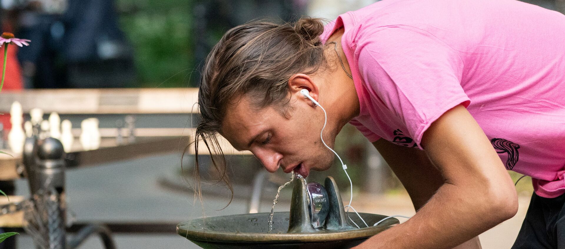 A man drinks from a water fountain in Washington Square park during a heat wave in New York City, New York, U.S., July 6, 2021.  - Sputnik International, 1920, 21.07.2021