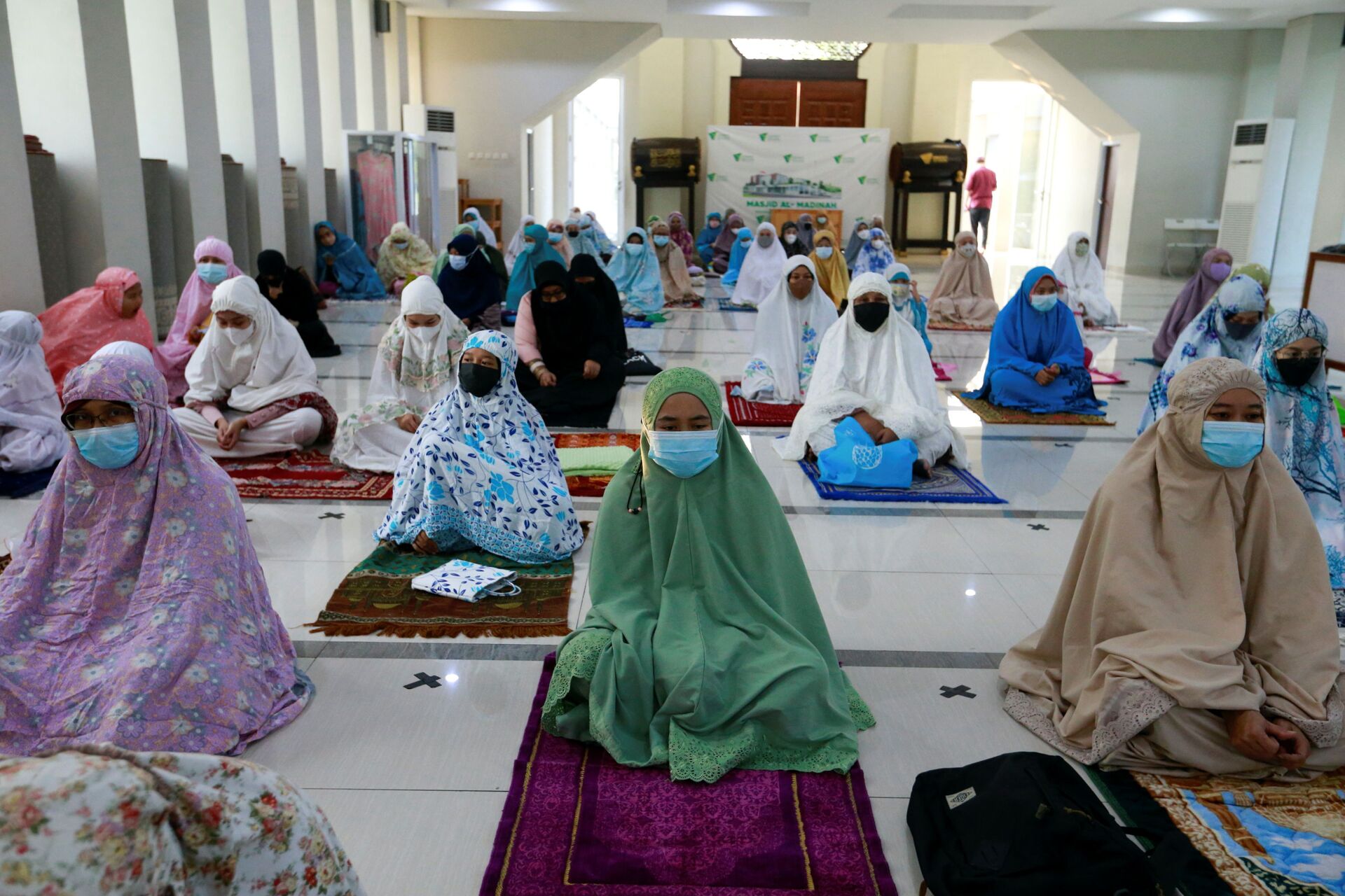 Indonesian Muslims offer Eid al-Adha prayers at the mosque amid a surge of coronavirus disease (COVID-19) cases in Bogor, on the outskirts of Jakarta, Indonesia, July 20, 2021 - Sputnik International, 1920, 07.09.2021