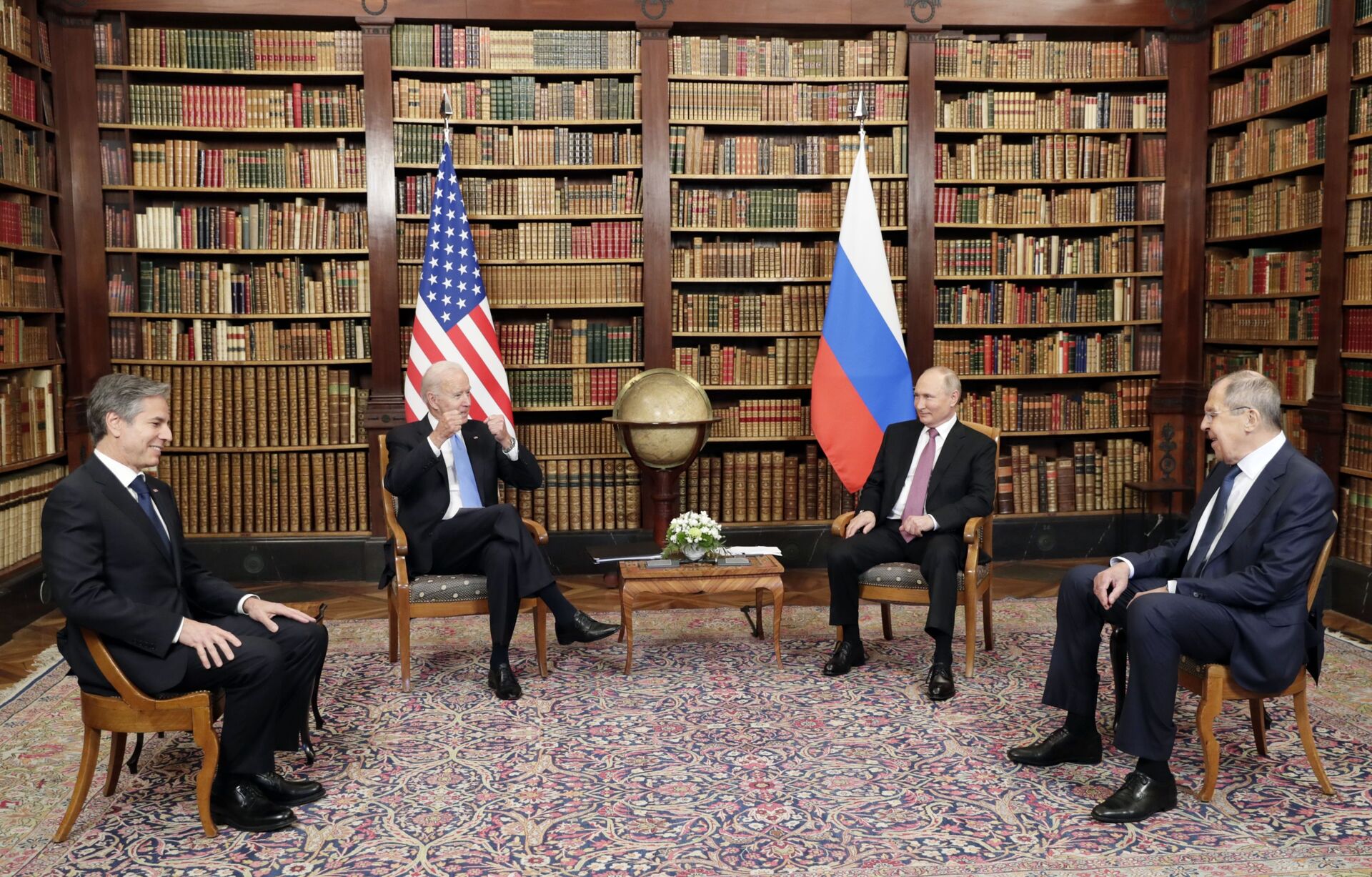 Russian President Vladimir Putin, centre right, and U.S. President Joe Biden, centre left, attend a meeting at the Villa La Grange in Geneva, Switzerland. U.S. Secretary of State Antony Blinken, is at left, Russian Foreign Minister Sergey Lavrov, is at right. - Sputnik International, 1920, 05.12.2021