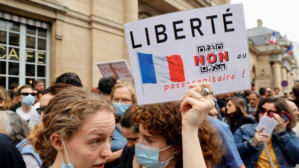 Demonstrators attend a protest against the new measures announced by French President Emmanuel Macron to fight the coronavirus disease (COVID-19) outbreak, in Paris, France, July 17, 2021. - Sputnik International
